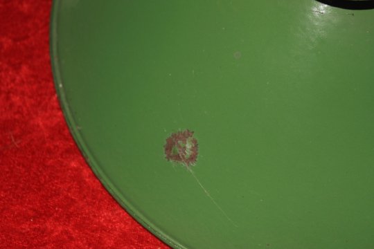 Gammel metalskærm med patina i armygrøn
