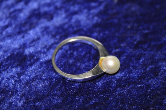 Hvidgulds ring med hvid perle