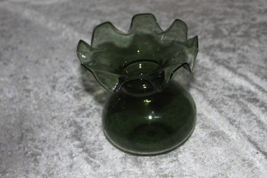Fin grøn glasvase