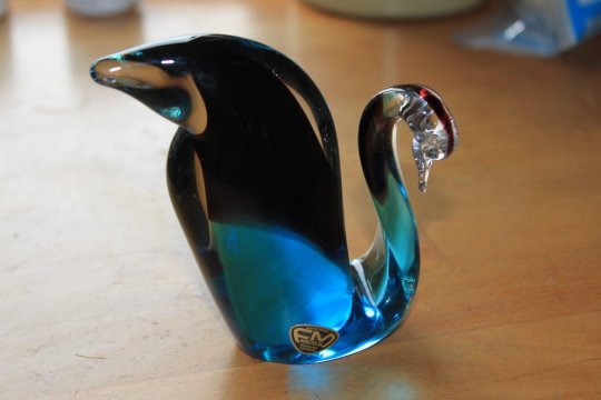 Smuk svensk glas svane