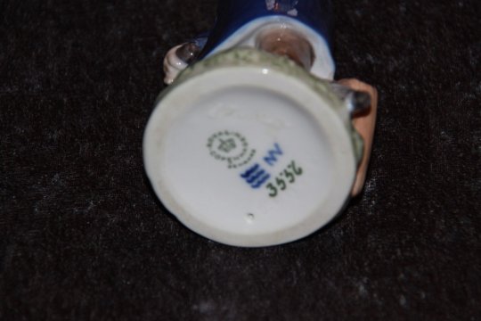 Royal Copenhagen figur Dreng med paraply 2. SORTERING x