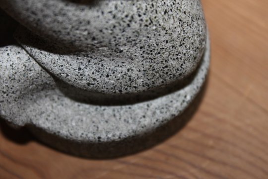 Fin granit pigefigur