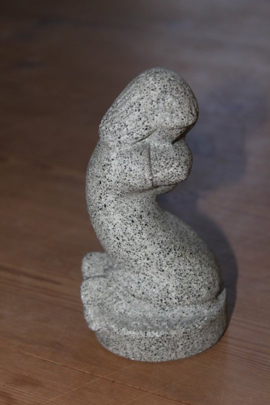 Fin granit pigefigur